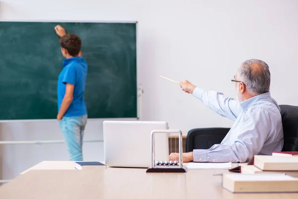 Alt männlich lehrer und schoolboy im die klassenzimmer — Stockfoto