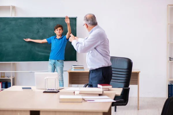 Viejo maestro y colegial en el aula — Foto de Stock