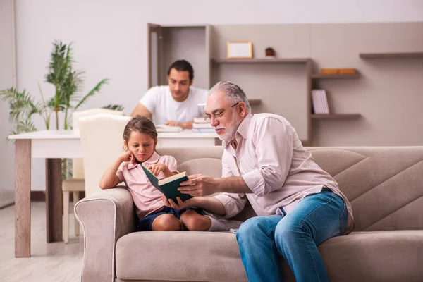 Tre generationer hemma under pandemin — Stockfoto