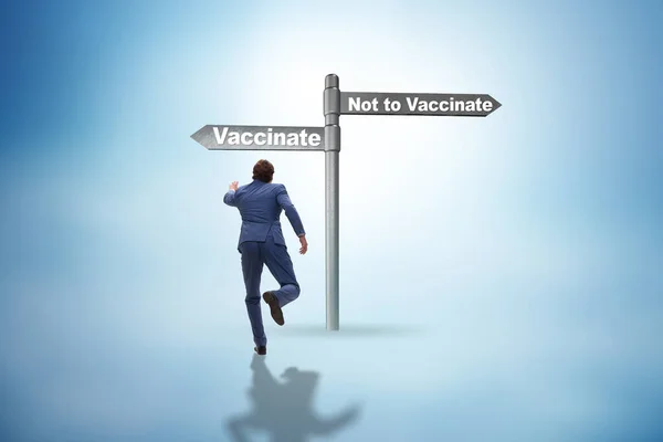 Zakenman geconfronteerd met dilemma van vaccinatie — Stockfoto