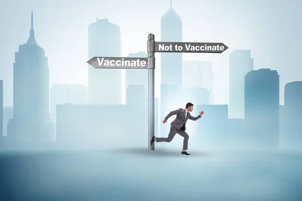 Uomo d'affari di fronte al dilemma della vaccinazione — Foto Stock