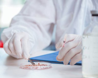 Laboratuvarda zehirli kimyasallarla çalışan bir kimyager.