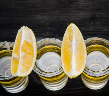 Limonlu ve tuzlu bardakta servis edilen tekila içeceği.