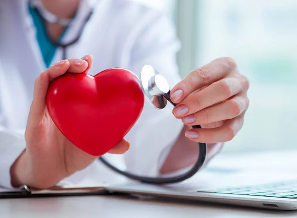 Läkare kollar upp hjärtat i medicinska konceptet — Stockfoto
