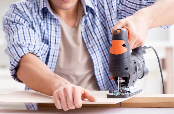 Giovane uomo nel concetto di hobby della lavorazione del legno — Foto Stock