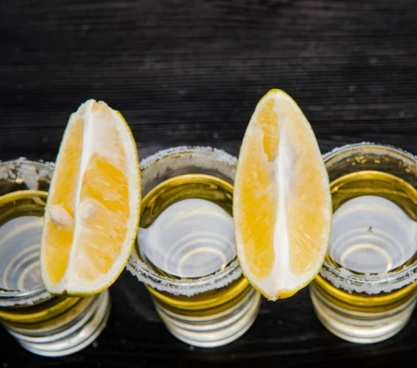 Limonlu ve tuzlu bardakta servis edilen tekila içeceği.