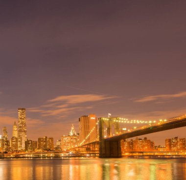 Manhattan ve Brooklyn köprüsünün gece manzarası