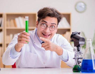 Çılgın bilim adamı bir laboratuarda deneyler yapıyor.