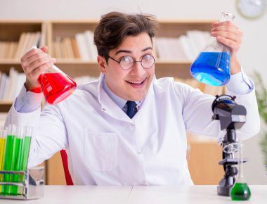 Çılgın bilim adamı bir laboratuarda deneyler yapıyor.