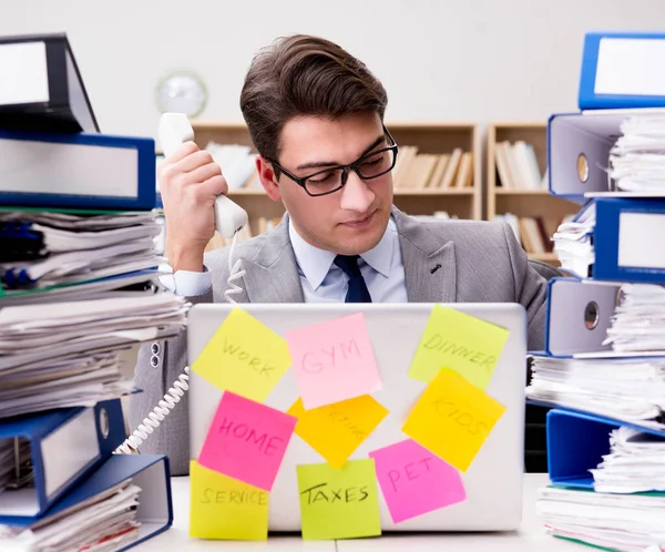 Empresario luchando con múltiples prioridades — Foto de Stock