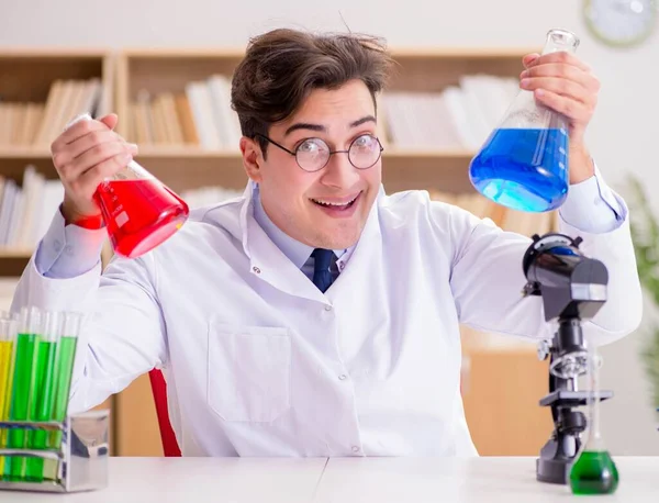 Médico cientista louco louco fazendo experimentos em um laboratório — Fotografia de Stock