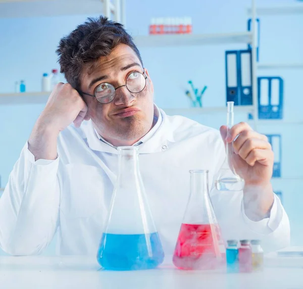 Extraño químico loco trabajando en un laboratorio —  Fotos de Stock