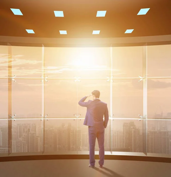 Üzletember az iroda ablaka előtt, új kihívásokra gondolva — Stock Fotó