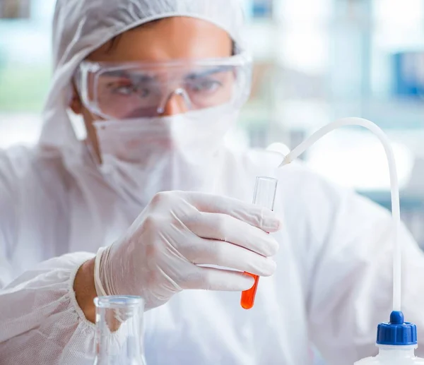 Chemisch werken in het laboratorium met gevaarlijke chemische stoffen — Stockfoto