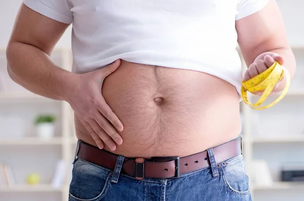 Hombre gordo obeso en concepto de dieta — Foto de Stock