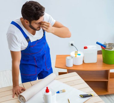 Tadilat sırasında duvar kâğıdı üzerinde çalışan işçiler