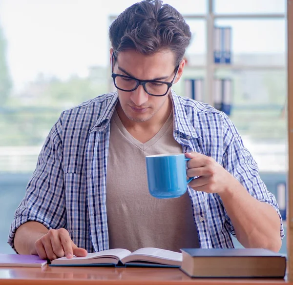 Student, der zu Hause studiert, bereitet sich auf Prüfung vor — Stockfoto