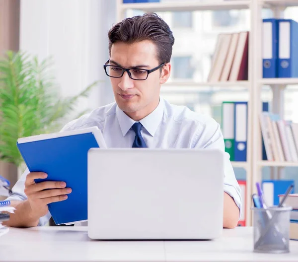 Empresário com excesso de trabalho papelada trabalhando no escritório — Fotografia de Stock