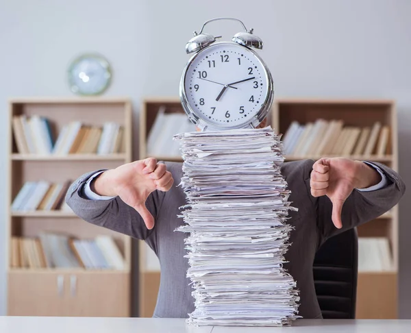 Empresário ocupado com papelada no escritório — Fotografia de Stock