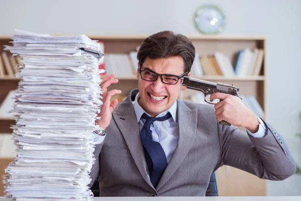 Empresário ocupado com papelada no escritório — Fotografia de Stock