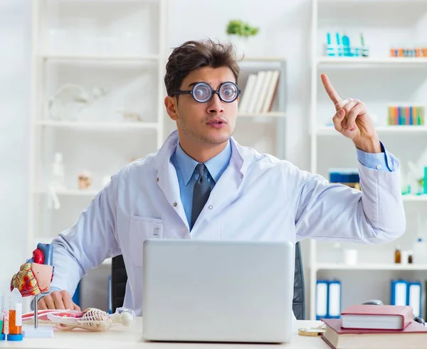 Divertente medico divertirsi in laboratorio ospedaliero — Foto Stock