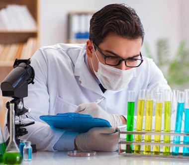 Laboratuvarda çalışan doktor.