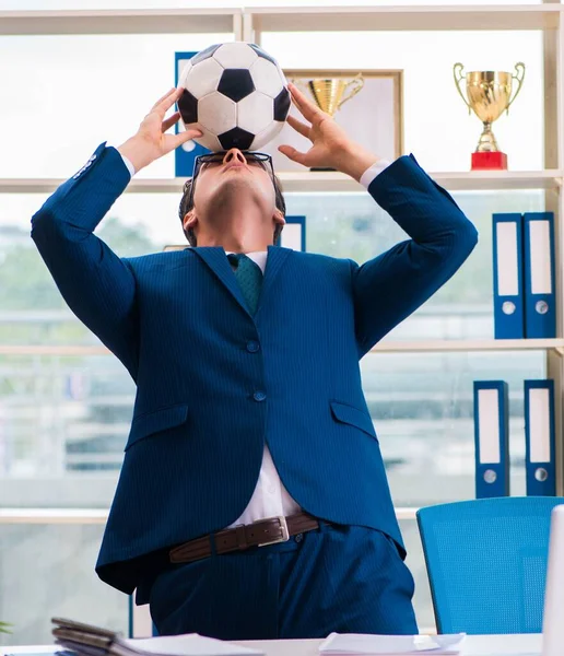 Empresário jogando futebol no escritório — Fotografia de Stock