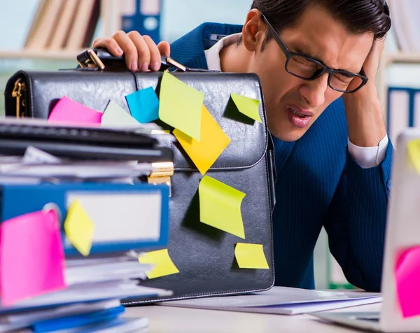 Geschäftsmann mit Erinnerungsnotizen im Multitasking-Konzept — Stockfoto