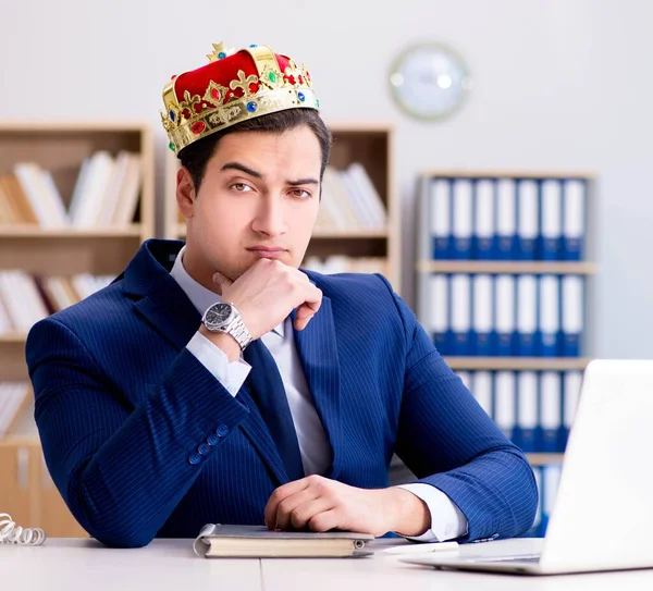 Král obchodník pracující v kanceláři — Stock fotografie