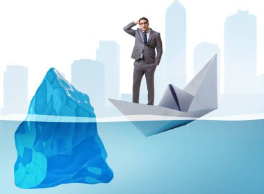 Batan kağıt teknede iş adamıyla ekonomik kriz konsepti