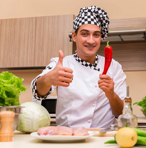 Mladý kuchař pracující v kuchyni — Stock fotografie