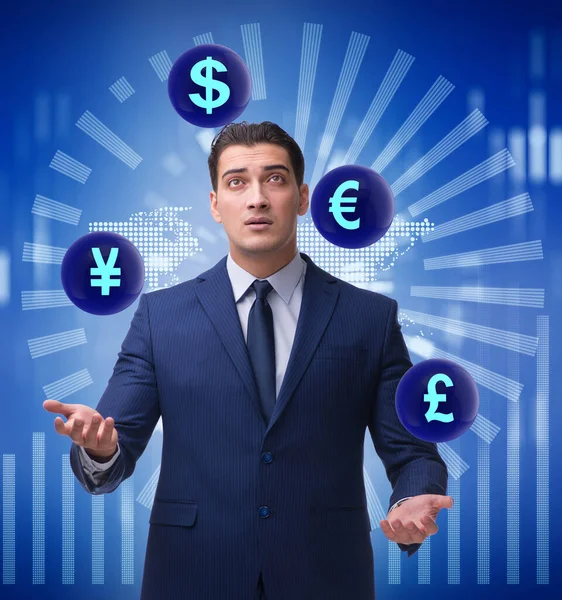 Empresário malabarismo entre várias moedas — Fotografia de Stock