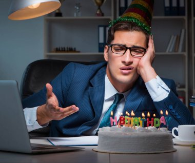 Adam ofiste doğum gününü kutluyor.