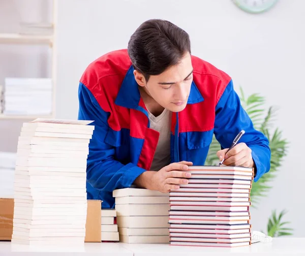 Trabajador en la editorial preparando la orden del libro —  Fotos de Stock