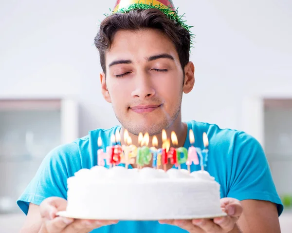 家で一人誕生日を祝う若い男 — ストック写真