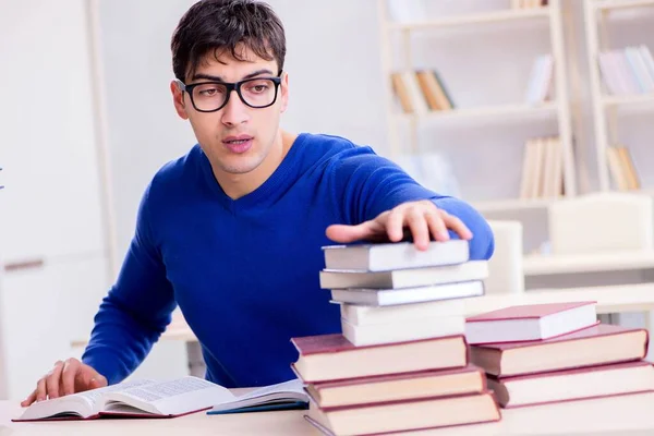 Estudante do sexo masculino se preparando para exames na biblioteca da faculdade — Fotografia de Stock