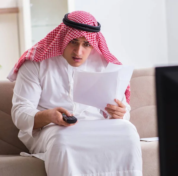 Arabische zakenman die thuis tv kijkt — Stockfoto