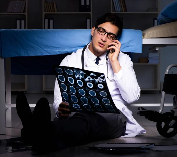 Dokter in nachtdienst in het ziekenhuis na lange uren — Stockfoto