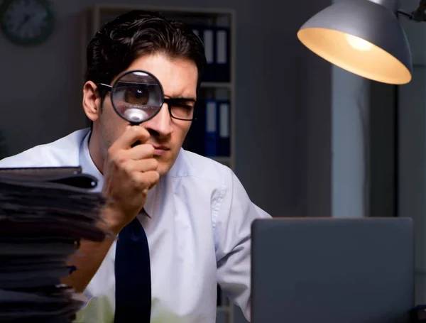 Jovem empresário que trabalha horas extras no final do mandato — Fotografia de Stock