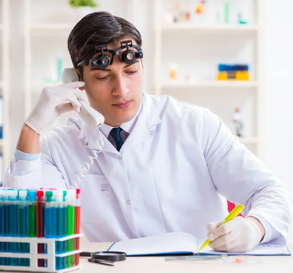 Joven científico químico trabajando en laboratorio —  Fotos de Stock