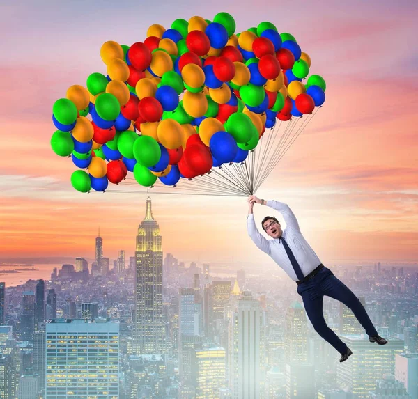 Бизнесмен летит на воздушных шарах в концепции вызова — стоковое фото