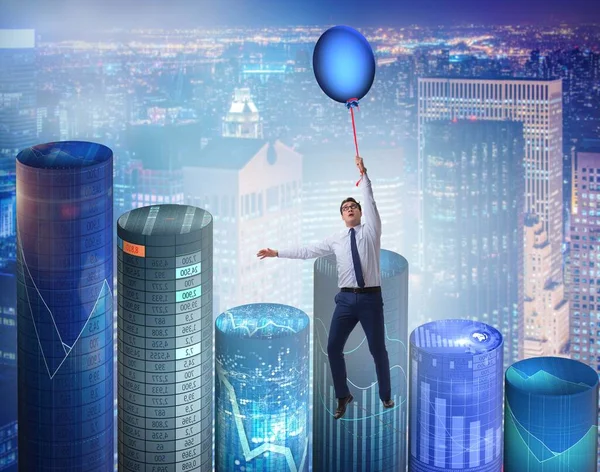 Geschäftsmann fliegt mit Heißluftballon über Grafik — Stockfoto