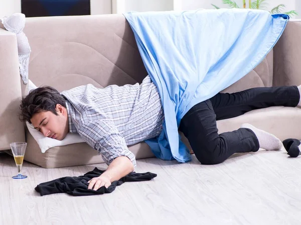 Homme avec désordre à la maison après la fête de la maison — Photo