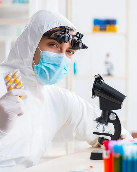 Konsep sintesis obat dengan kimiawan bekerja di laboratorium penelitian — Stok Foto