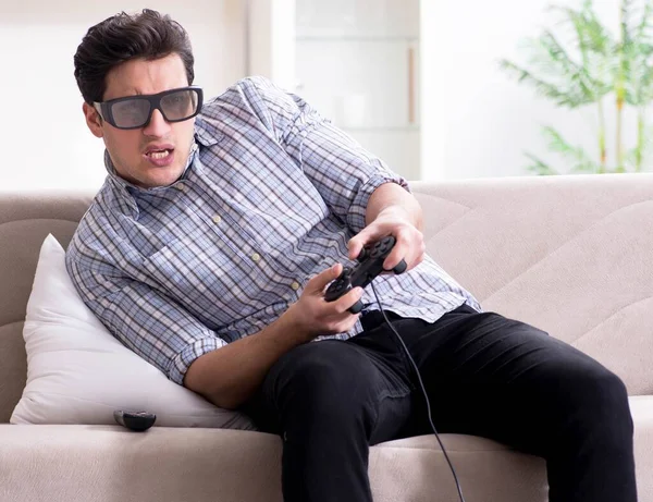 Hombre jugando juegos 3d en casa —  Fotos de Stock