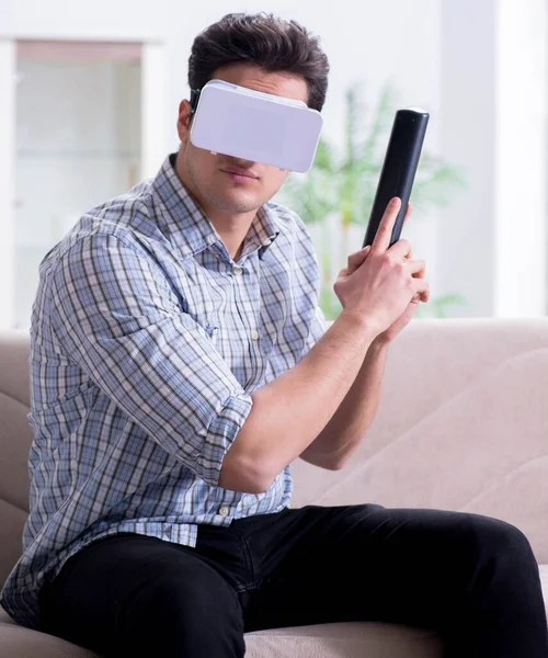 Чоловік дивиться окуляри віртуальної реальності вдома — стокове фото