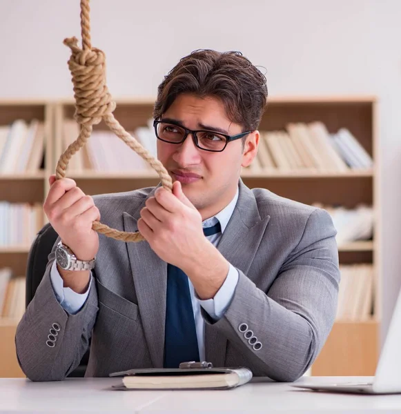 Un hombre de negocios en bancarrota considerando suicidarse ahorcado —  Fotos de Stock