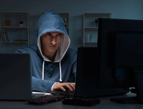 Hacker hacker computador à noite — Fotografia de Stock