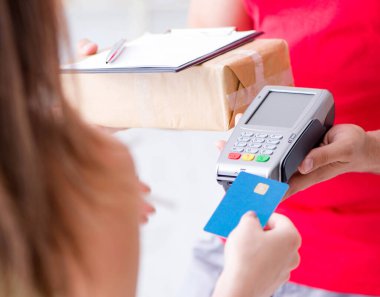 Paket teslimatı pos ve kredi kartıyla ödeniyor.