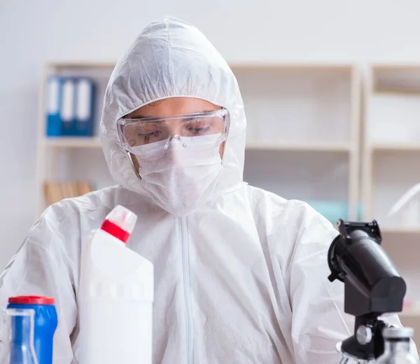 Químico verificando a qualidade dos suprimentos do banheiro — Fotografia de Stock